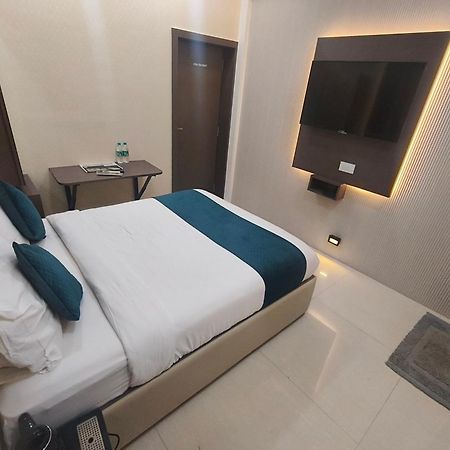 Hotel Triton - Near Us Embassy - Hotel In Sion Mumbai Exteriör bild