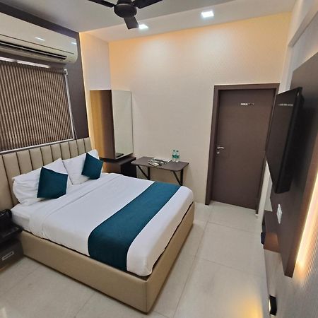 Hotel Triton - Near Us Embassy - Hotel In Sion Mumbai Exteriör bild