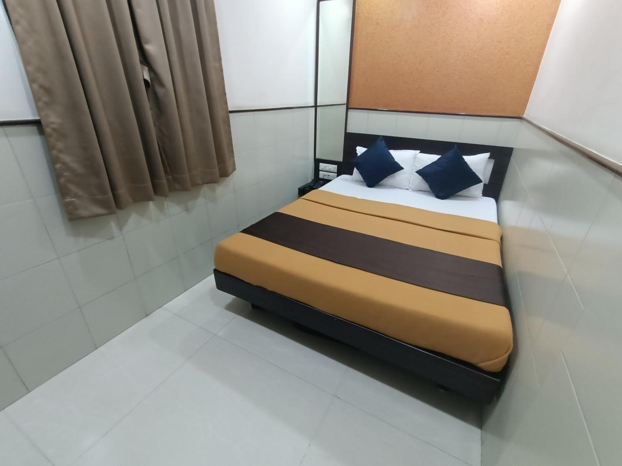 Hotel Triton - Near Us Embassy - Hotel In Sion Mumbai Exteriör bild