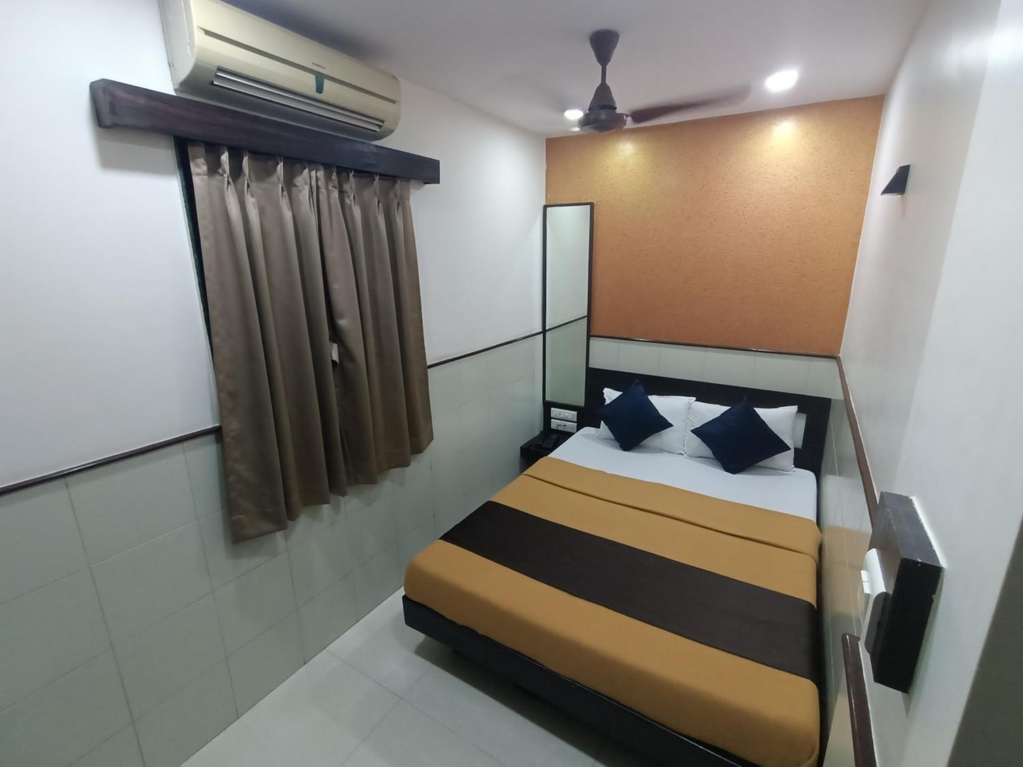 Hotel Triton - Near Us Embassy - Hotel In Sion Mumbai Exteriör bild