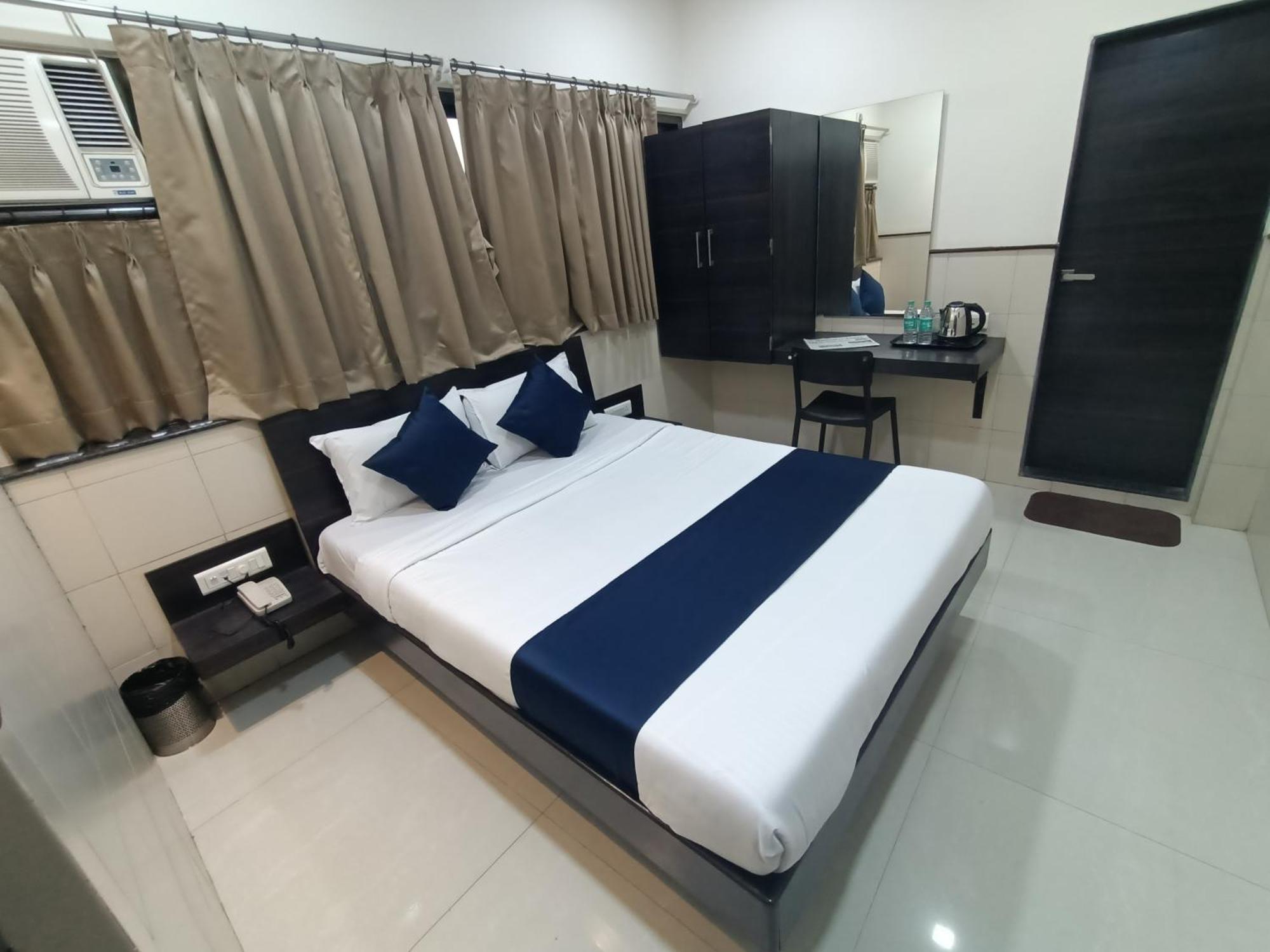 Hotel Triton - Near Us Embassy - Hotel In Sion Mumbai Exteriör bild