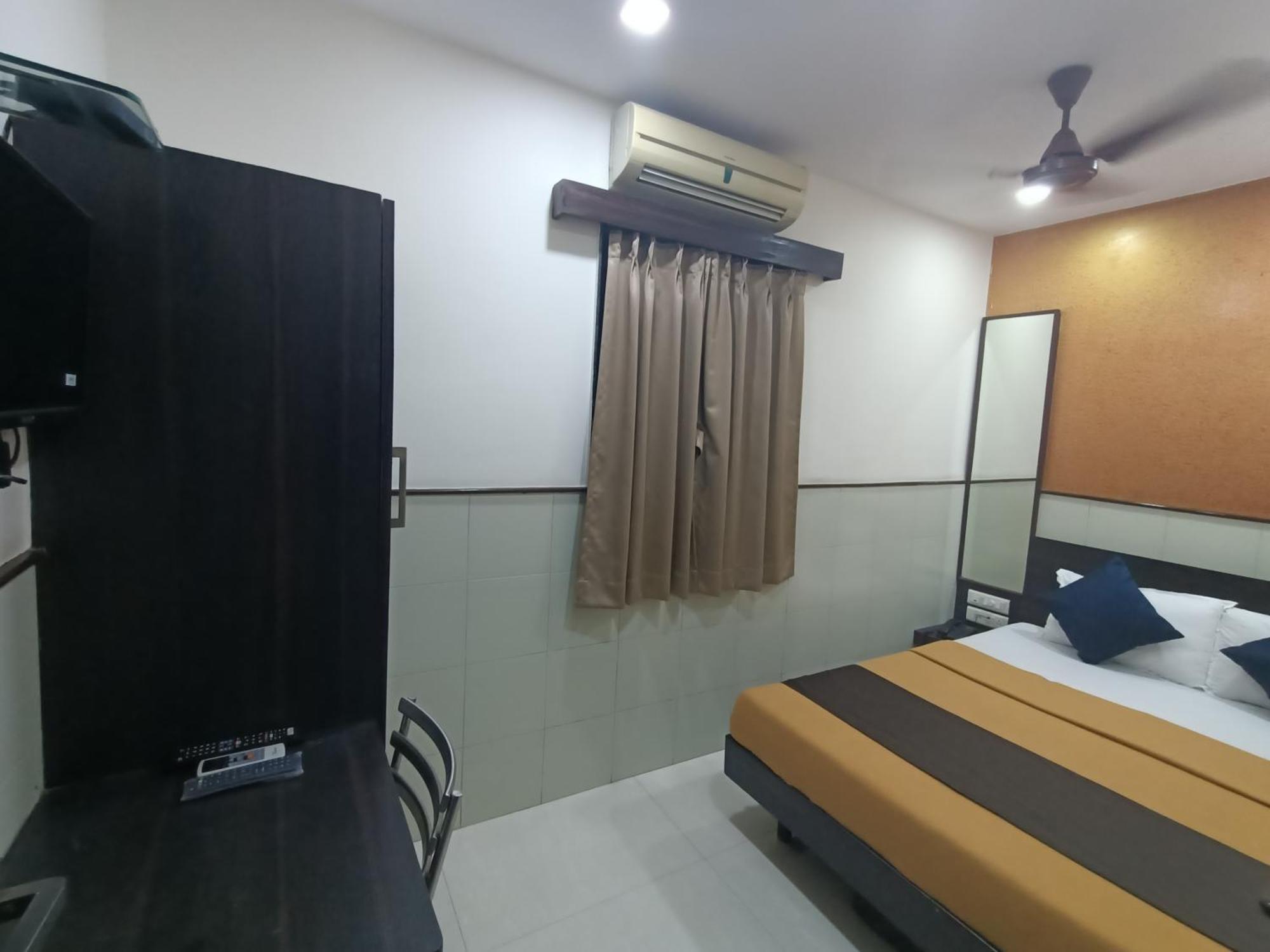 Hotel Triton - Near Us Embassy - Hotel In Sion Mumbai Exteriör bild