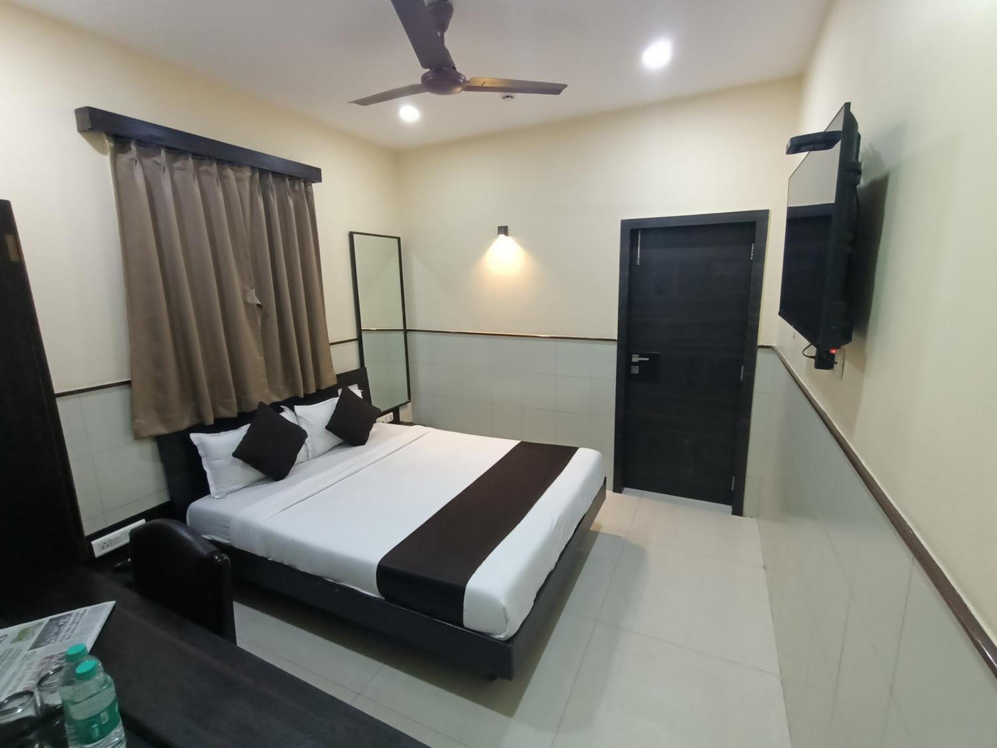 Hotel Triton - Near Us Embassy - Hotel In Sion Mumbai Exteriör bild