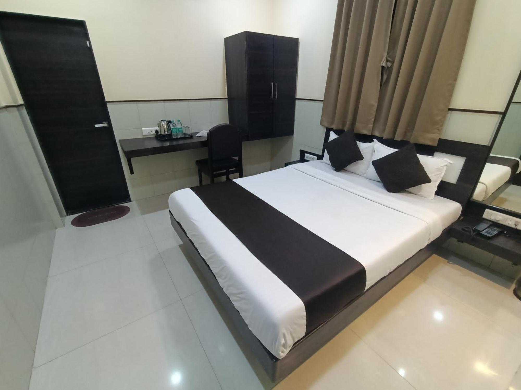 Hotel Triton - Near Us Embassy - Hotel In Sion Mumbai Exteriör bild