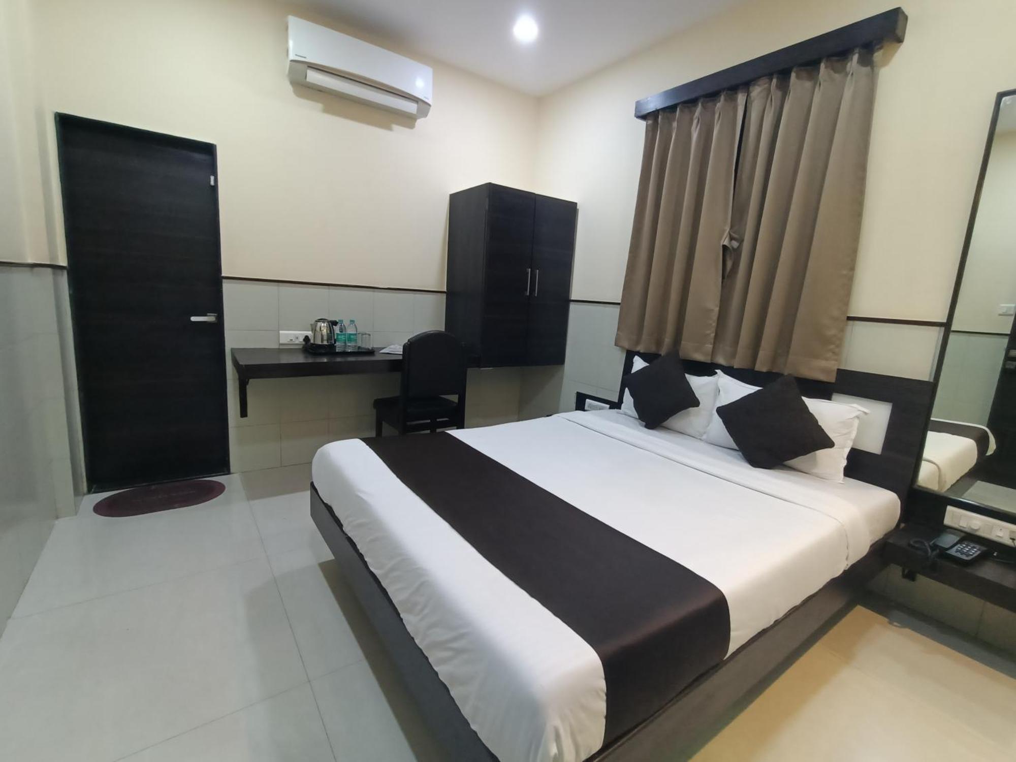 Hotel Triton - Near Us Embassy - Hotel In Sion Mumbai Exteriör bild