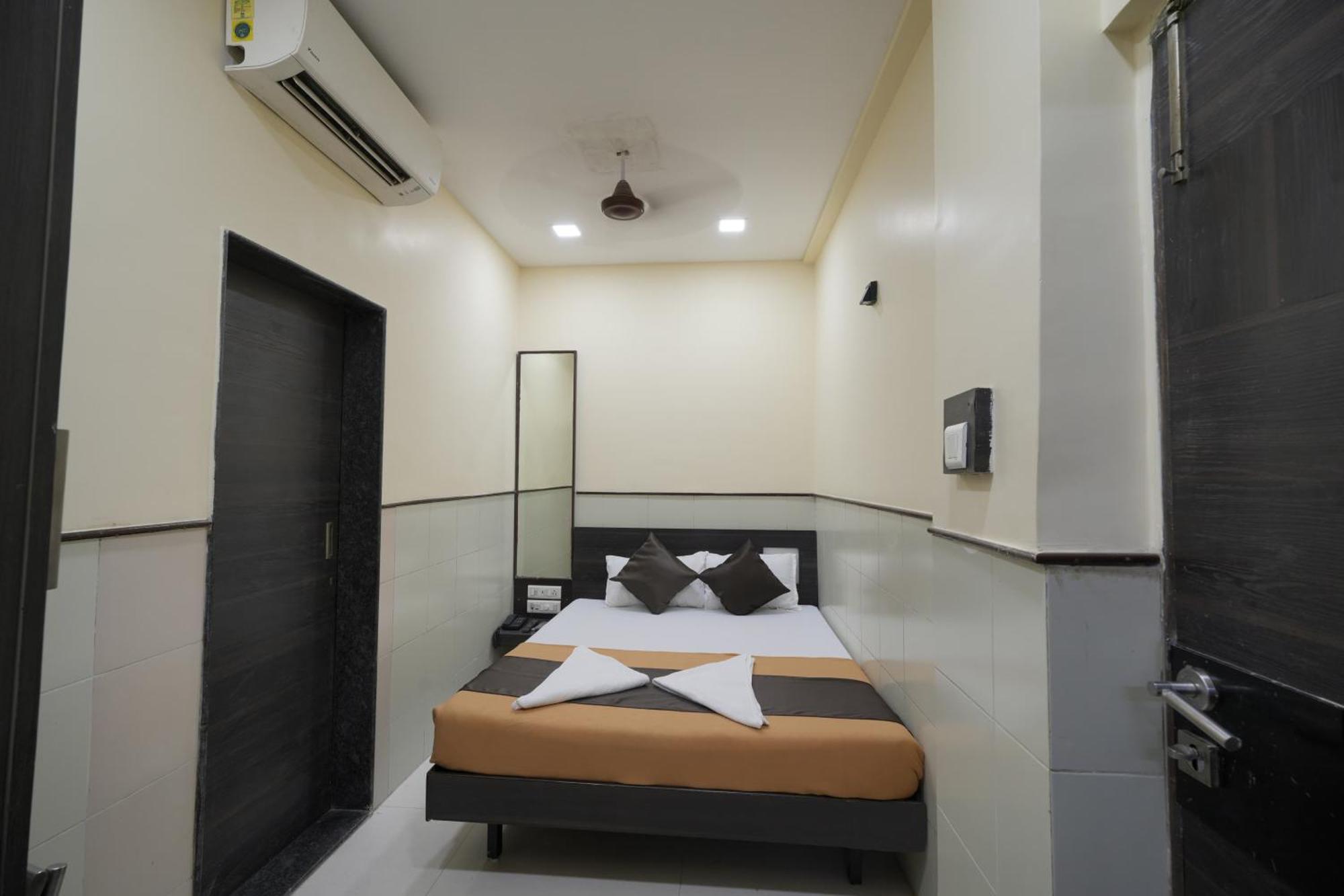 Hotel Triton - Near Us Embassy - Hotel In Sion Mumbai Exteriör bild