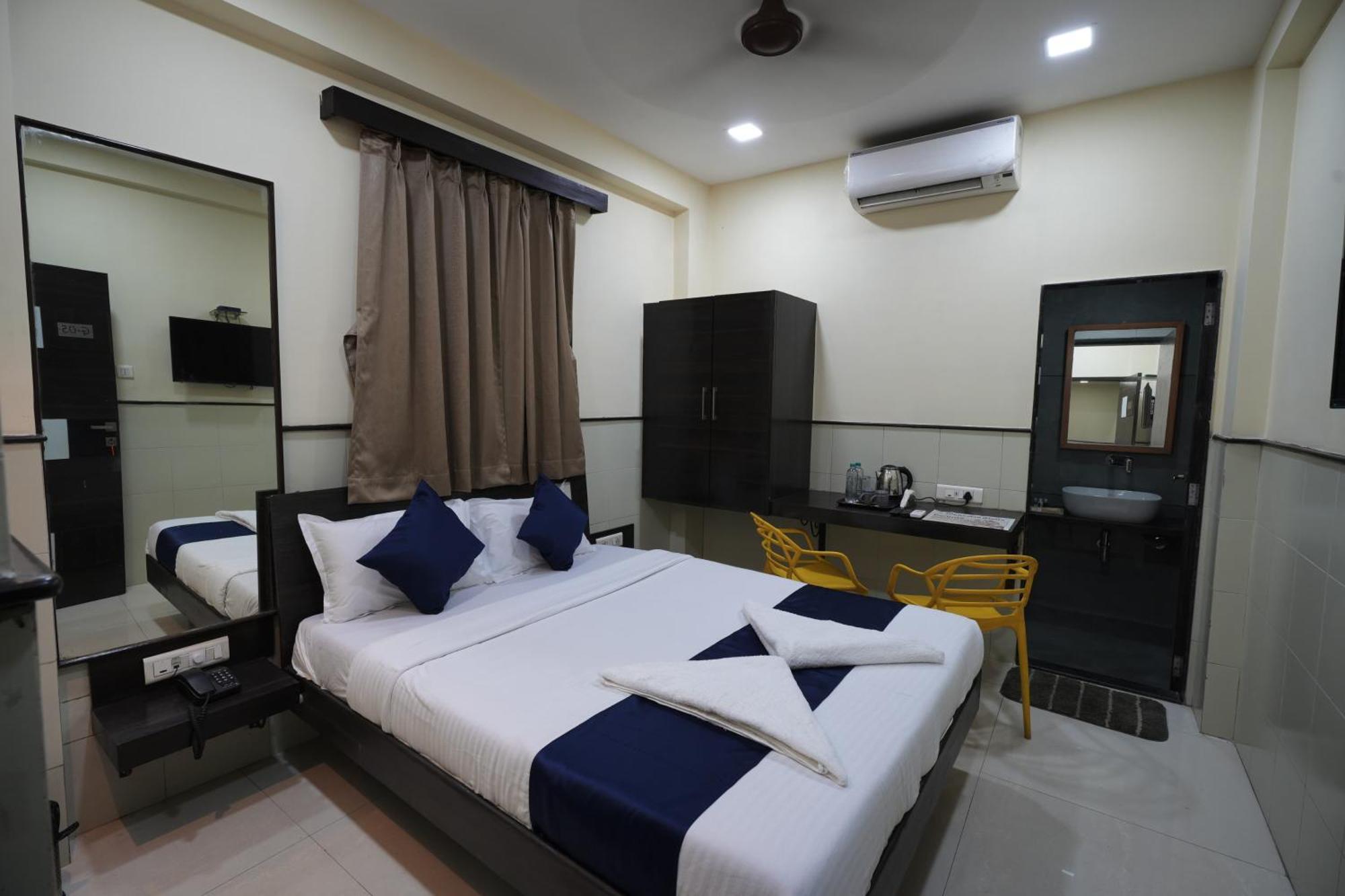 Hotel Triton - Near Us Embassy - Hotel In Sion Mumbai Exteriör bild