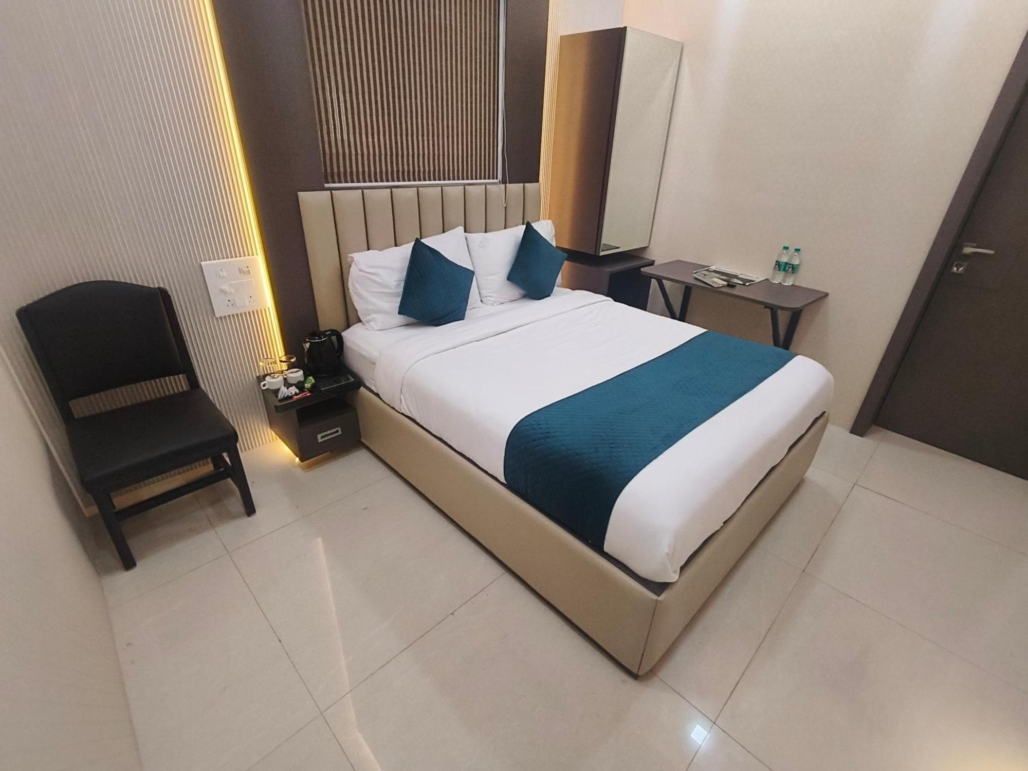 Hotel Triton - Near Us Embassy - Hotel In Sion Mumbai Exteriör bild
