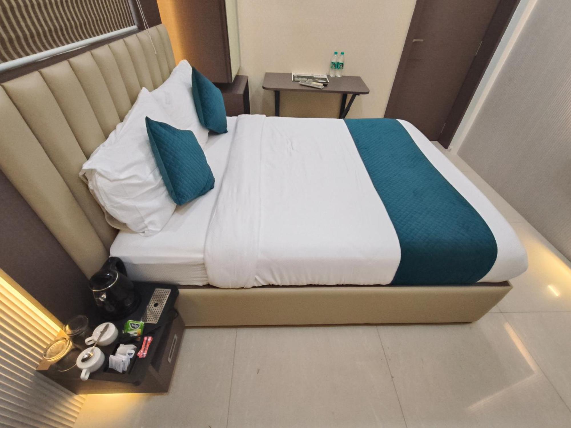 Hotel Triton - Near Us Embassy - Hotel In Sion Mumbai Exteriör bild