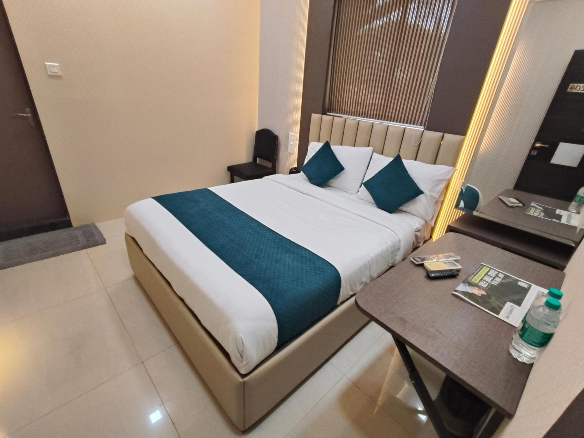 Hotel Triton - Near Us Embassy - Hotel In Sion Mumbai Exteriör bild
