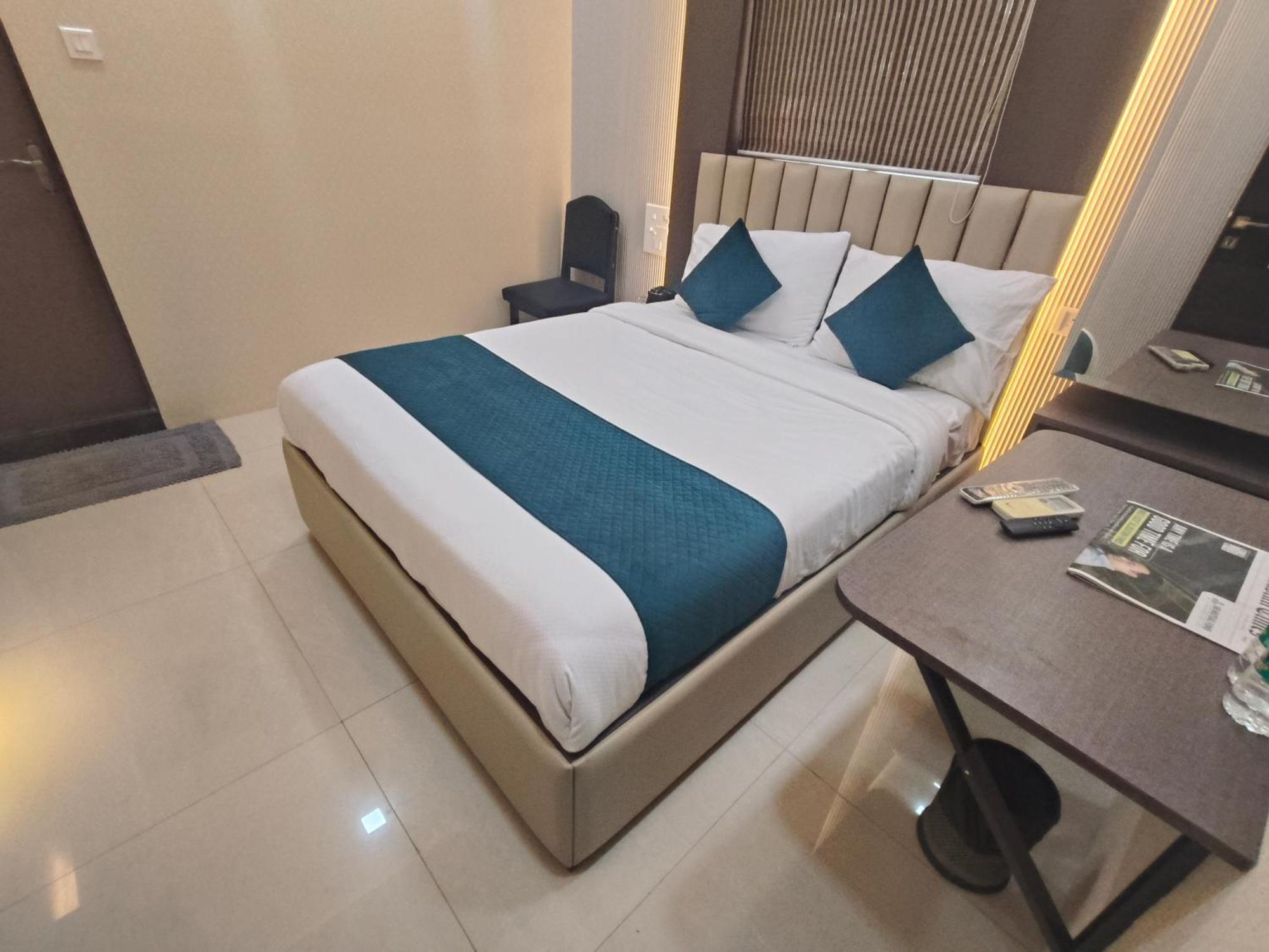Hotel Triton - Near Us Embassy - Hotel In Sion Mumbai Exteriör bild