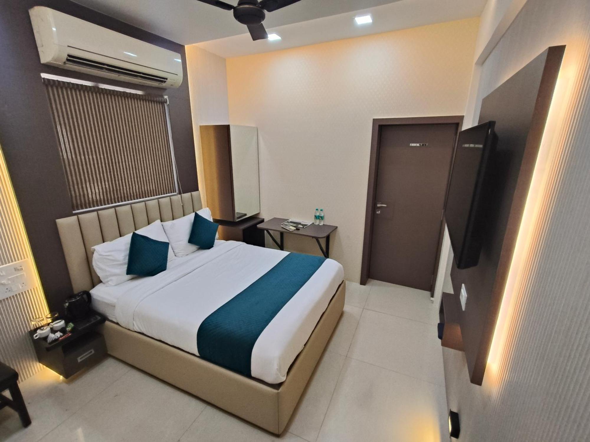 Hotel Triton - Near Us Embassy - Hotel In Sion Mumbai Exteriör bild